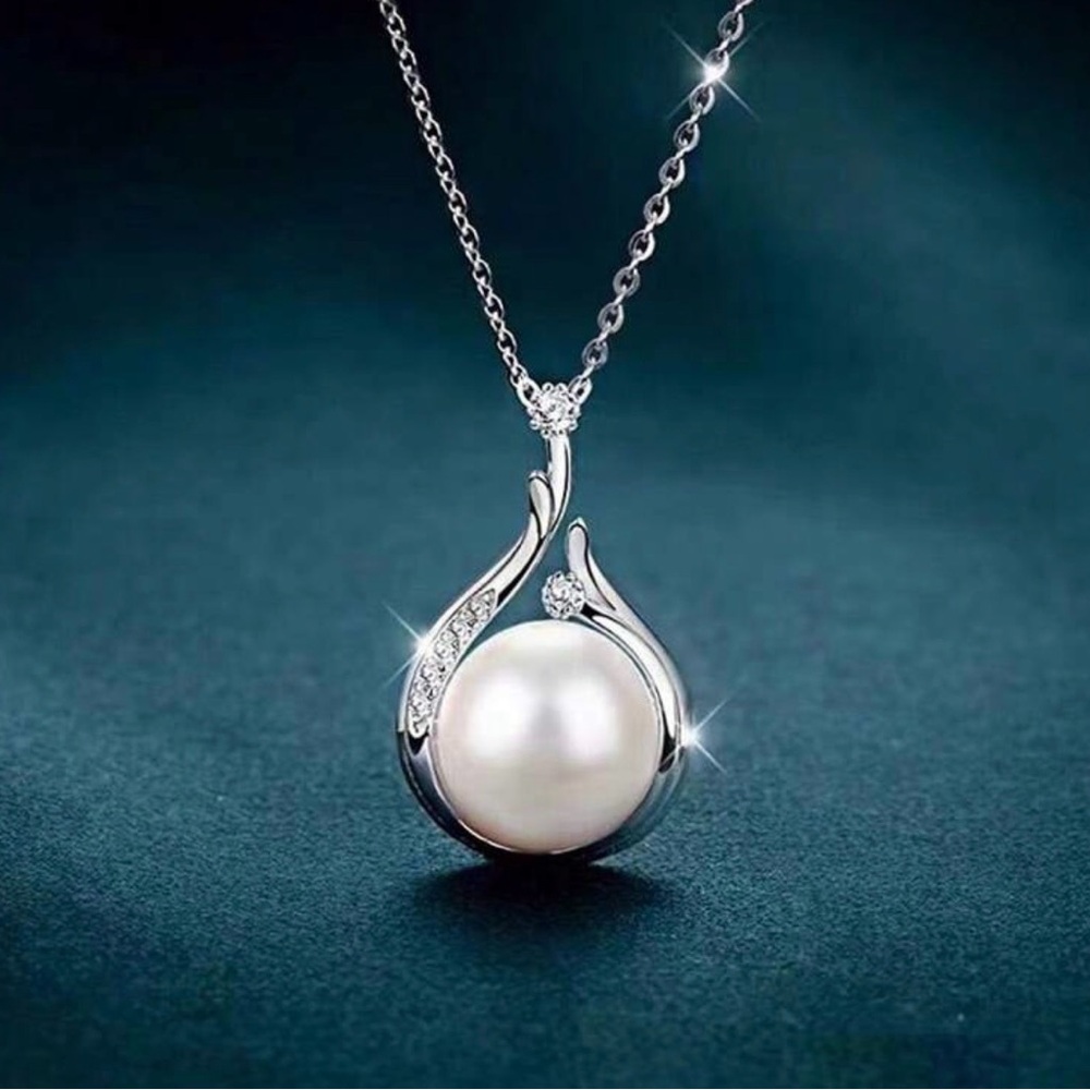 Silver Tone and Fauxβ Pearl Pendant Necklace